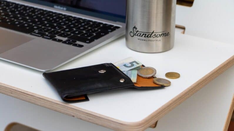 Photo Laptop and money