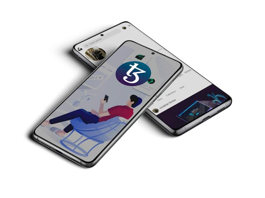 Photo Mobile phone with money icon